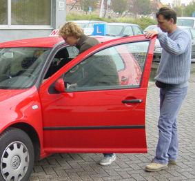 Auto rij-instructeur de basisopleiding. Waarna u vervolgopleidingen Motorrij-instructeur Vrachtauto- en busrij-instructeur kunt volgen.