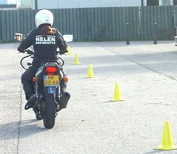 Bijzondere verrichtingen zijn geen moeite voor de motorrijinstructeur.